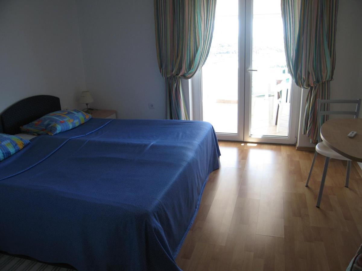 Appartement Zimmer F2 à Pula Extérieur photo